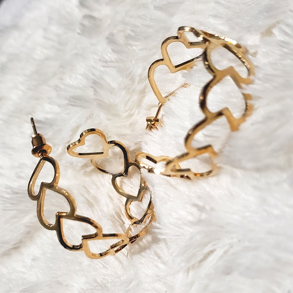 Interlocking Gold Heart 💛 Hoop Earrings